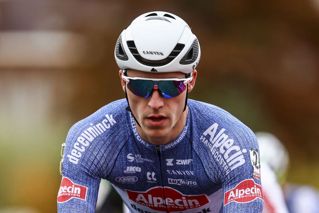 Niels Vandeputte Secures First World Cup Win on Muddy Hulst Course
